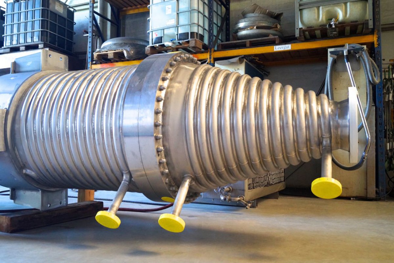 Strain degassing reactor