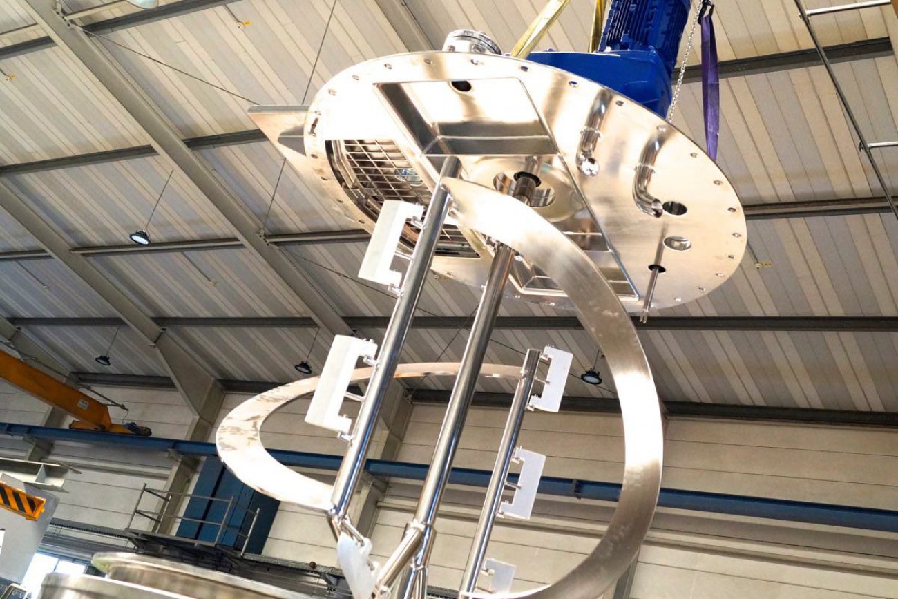 Stirring tank for the production of Chrem. Special agitator with edge scraper made of PTFE, to avoid sticking of the product.