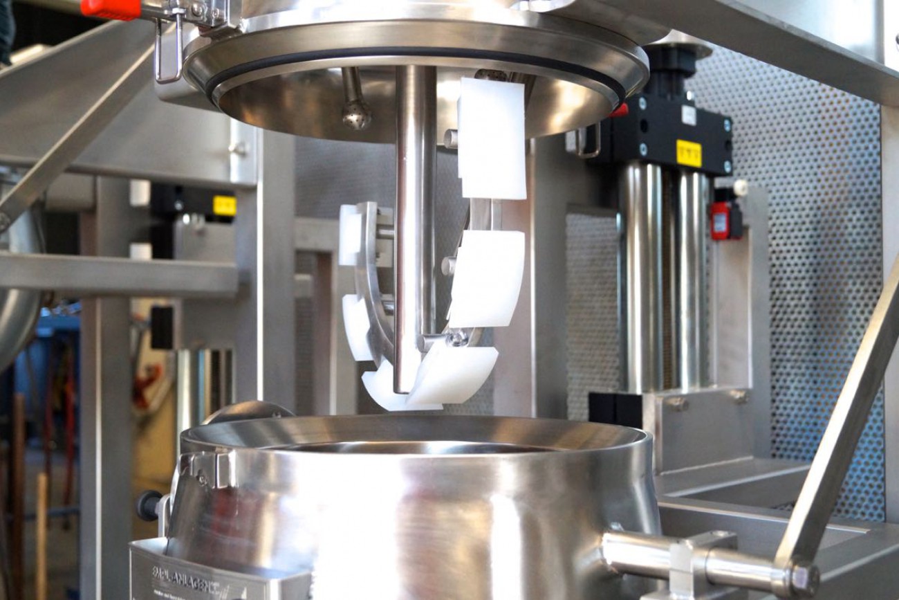 Stirring tank for the production of Chrem. Special agitator with edge scraper made of PTFE, to avoid sticking of the product.