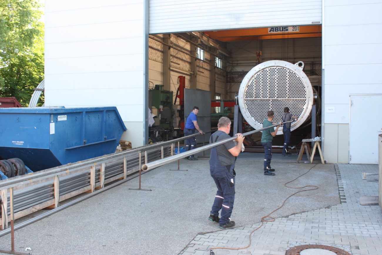 Eindampfanlage Verdampfer – Einschieben der 15 Meter langen Rohre