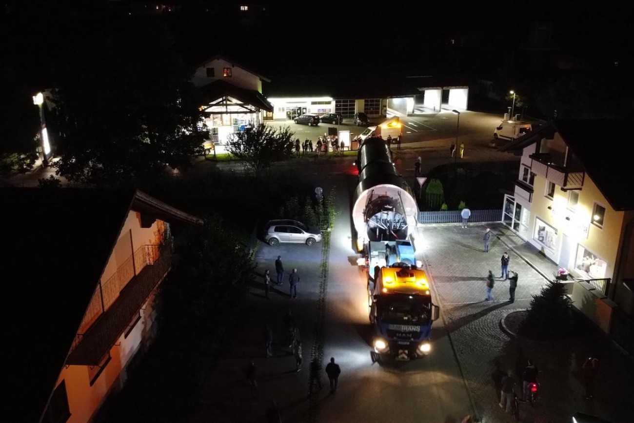 Eindampfanlage Verdampfer – Schwertransporter rangierte rückwärts auf die Hauptstraße