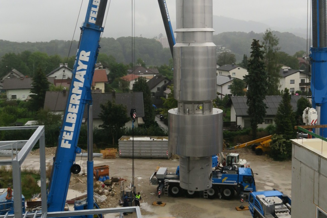 Eindampfanlage Aufstellung – Ein 200 Tonnen Autokran hob den Eindampfer in das Gebäude
