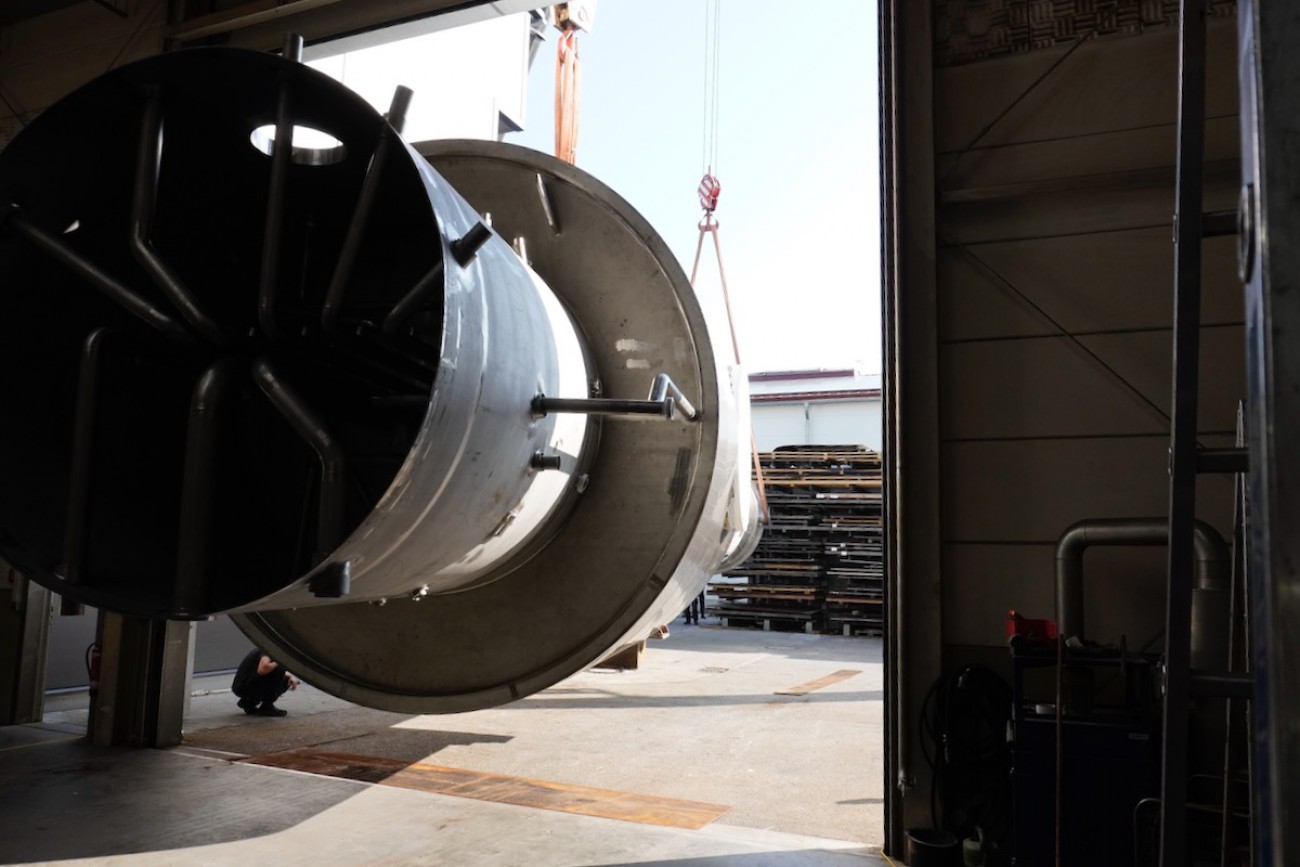Evaporation plant evaporator – Evaporator being transported out of the hall