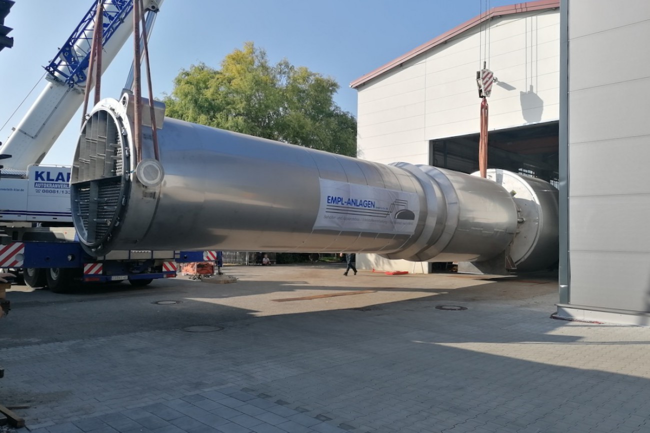 Evaporation plant evaporator – Evaporator being lifted using two truck-mounted cranes