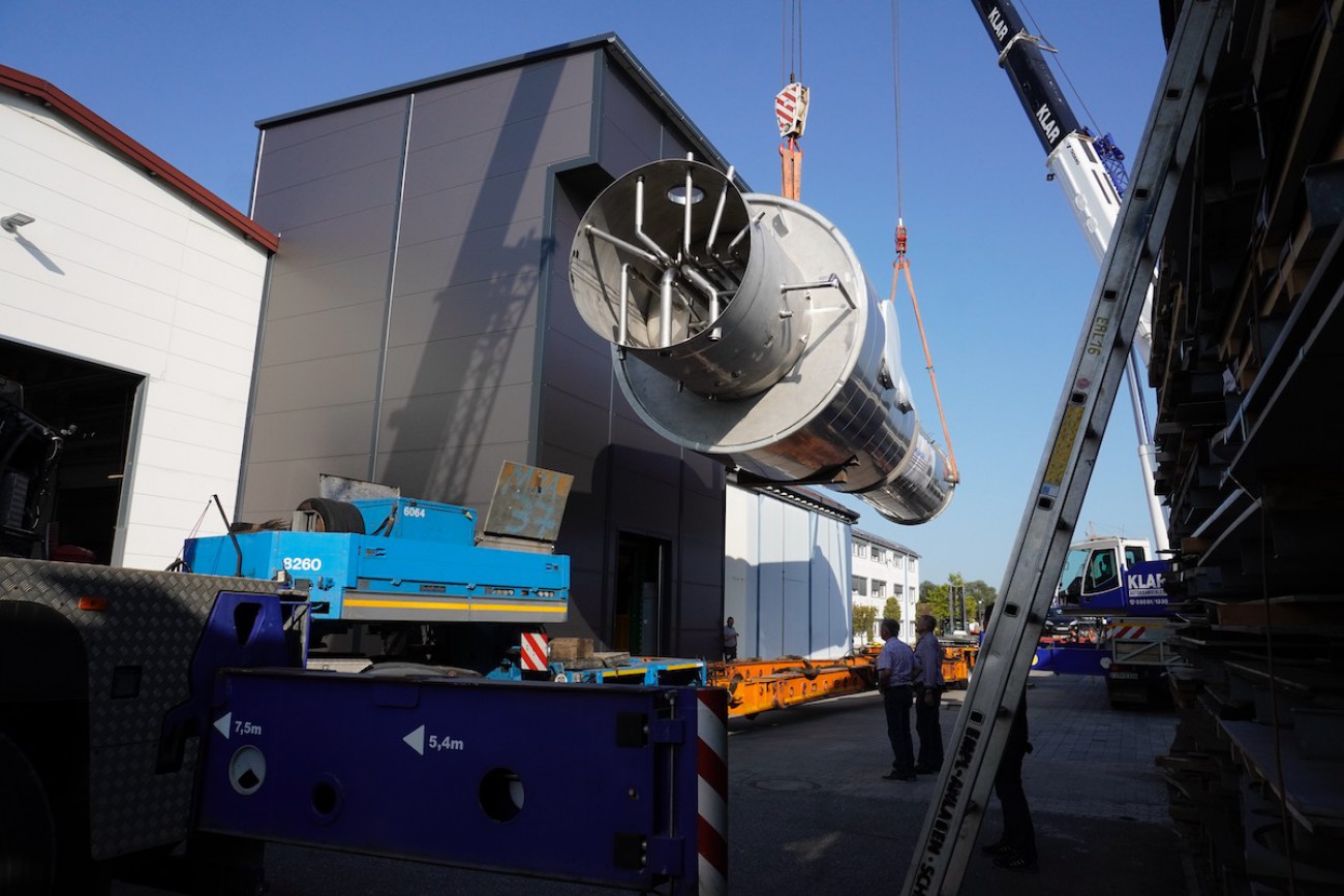 Evaporation plant evaporator – Loading onto the high-load transporter