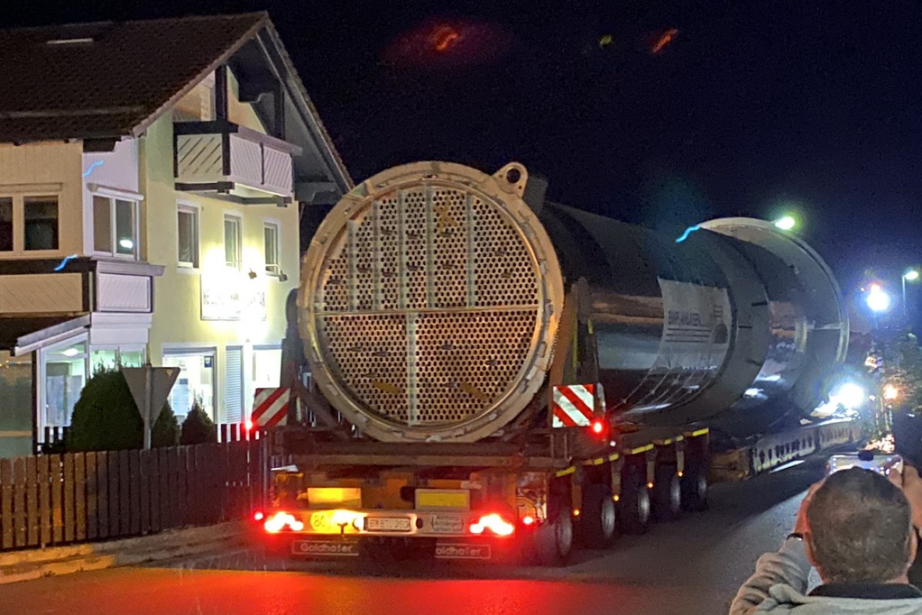 Evaporation plant evaporator – High-load transporter reversing onto the main road