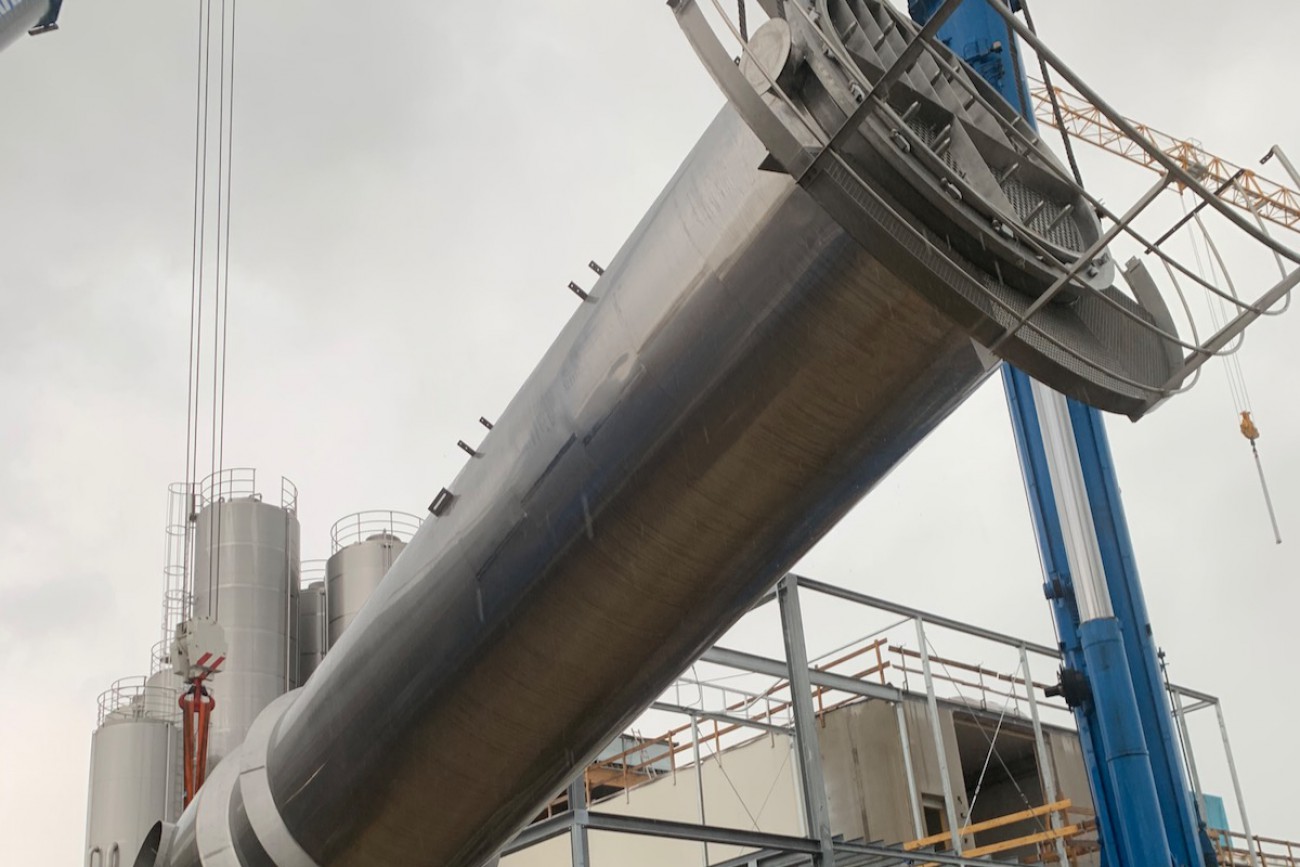 Evaporation plant installation – Setting up the evaporator using two truck-mounted cranes