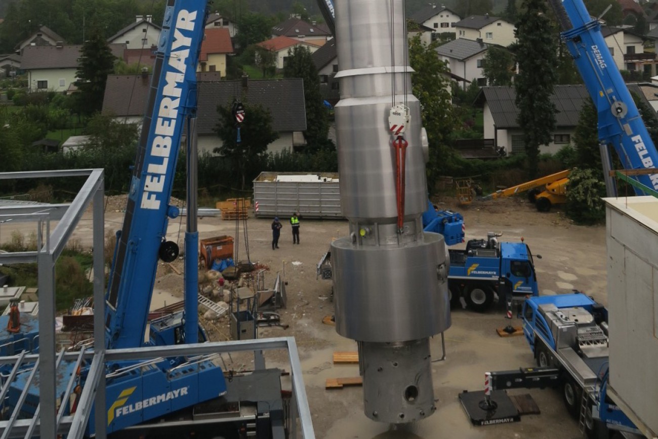 Evaporation plant installation – Setting up the evaporator using two truck-mounted cranes
