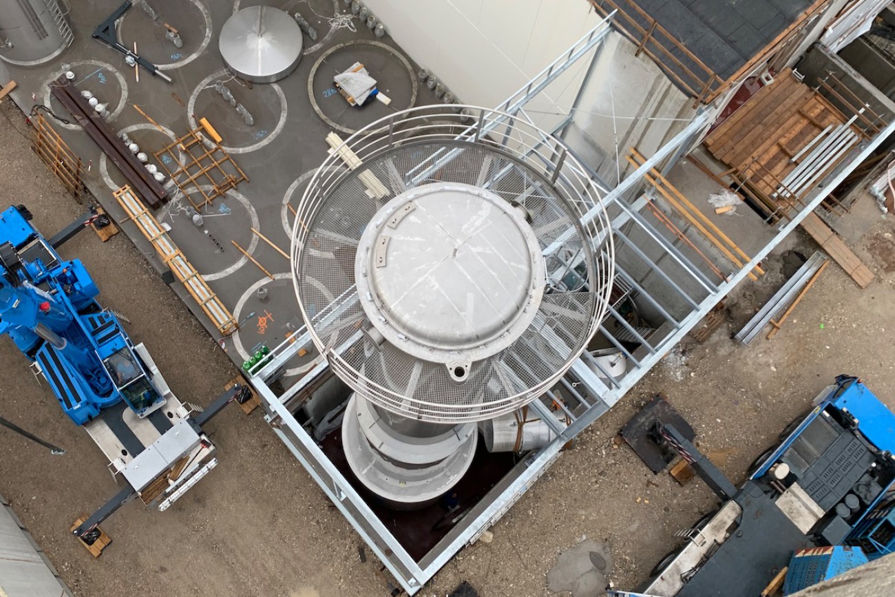 Evaporation plant installation – The evaporator is in place and welded to the anchor ring