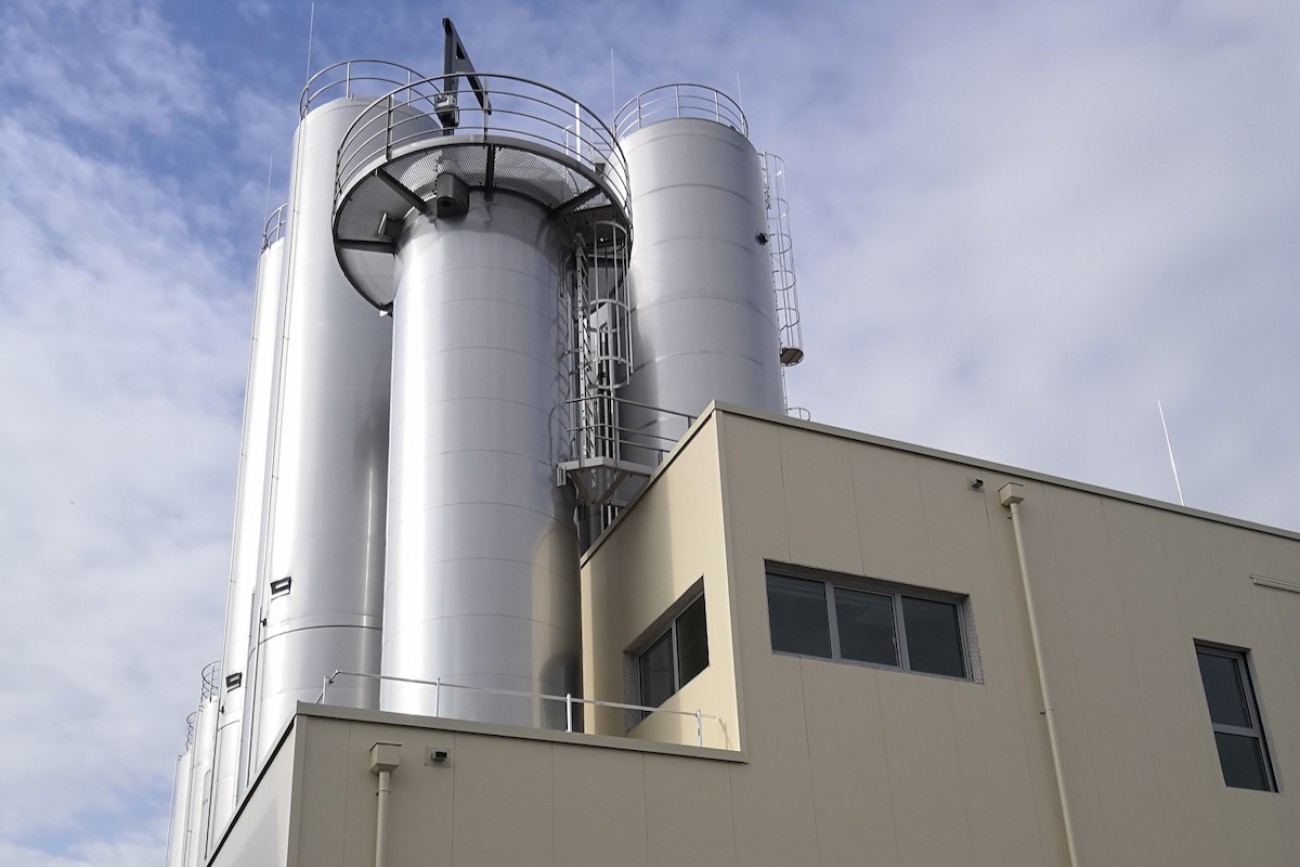 Evaporation plant installation – Evaporator with head platform and lifting device for lid