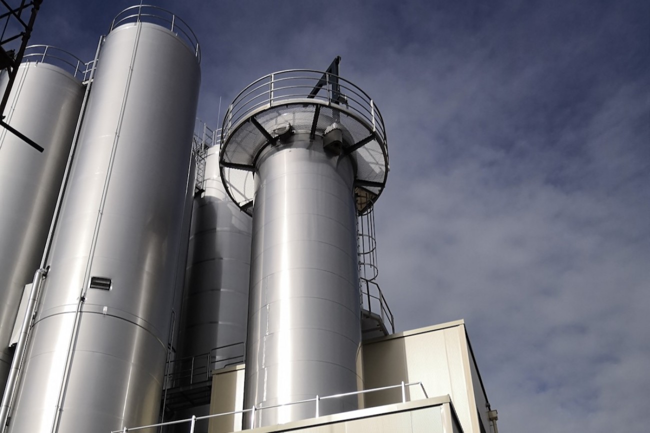 Evaporation plant installation – Evaporator with head platform and lifting device for lid